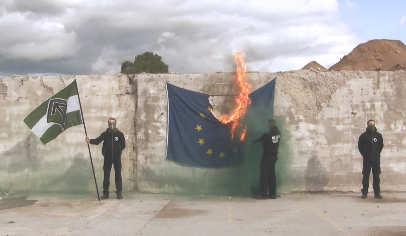Afbrænding af EU-flag_vidfront2
